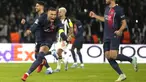 Pemain PSG, Kylian Mbappe (kiri) melakukan selebrasi setelah mencetak gol penyeimbang 1-1 ke gawang Newcastle United pada laga lanjutan Grup F Liga Champions 2023/2024 di Parc des Princes, Paris, Prancis, Rabu (29/11/2023) dini hari WIB. (AP Photo/Thibault Camus)