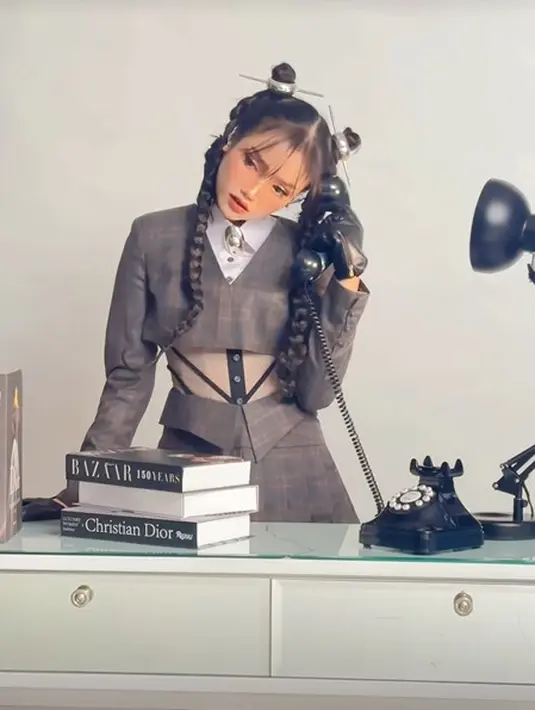 Dengan rambut dikepang, wajah Fuji dipulas dengan Korean makeup look yang bikin mirip boneka [@fdphotography90]