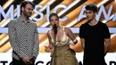 Halsey bersama The Chainsmokers menyampaikan pidato saat menerima penghargaan pada ajang Billboard Music Awards 2017 di Las vegas, Minggu (21/5). Dalam ajang tersebut, Halsey terlihat hanya mengenakan bra putih sebagai atasan. (Chris Pizzello/Invision/AP)