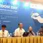 Deputi IV Bidang Komunikasi Politik dan Diseminasi Informasi Kantor Staf Presiden, Eko Sulistyo (kedua dari kanan), di diskusi Fighting Hoax News, Emporing Cyber-Based Media ajang World Press Free (WPFD) 2017. (Liputan6.com/Mulyono Sri Hutomo)