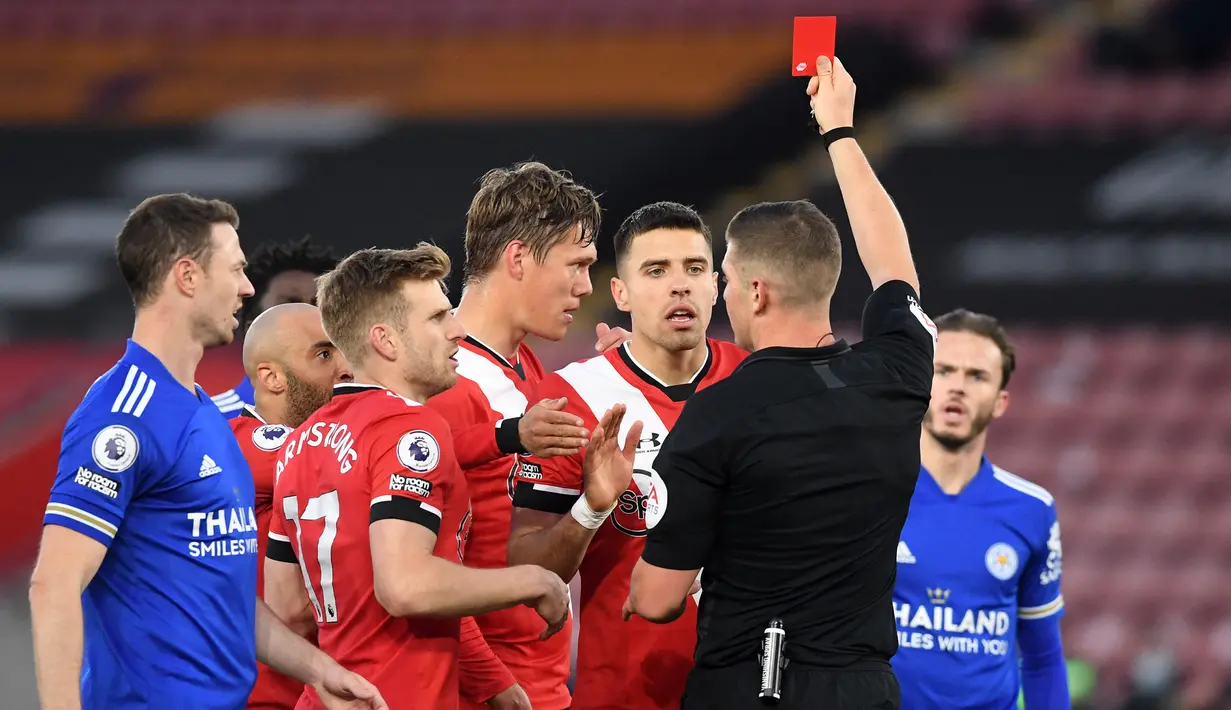 Bek Southampton, Jannik Vestergaard (tengah) menerima kartu merah dari wasit Robert Jones saat melawan Leicester City dalam laga lanjutan Liga Inggris 2020/2021 pekan ke-34 di St Mary's Stadium, Southampton, Jumat (30/4/2021). Southampton bermain imbang 1-1 dengan Leicester. (AFP/Neil Hall/Pool)