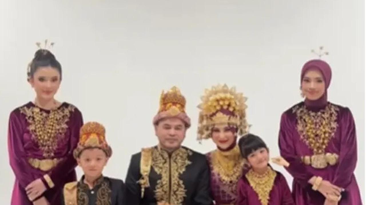 Photoshoot Irish Bella Bersama Keluarga