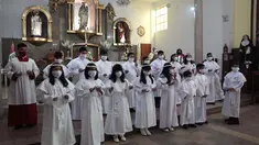 Anak-anak memakai masker pelindung selama upacara Perjamuan Kudus pertama di tengah pandemi virus corona baru di gereja Katolik Nuestra Senora de la Merced di Lima, Peru, Jumat (3/12/2021). (AP Photo/Martin Mejia)