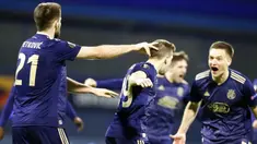 Pemain Dinamo Zagreb Mislav Orsic (tengah) merayakan bersama rekan satu timnya setelah mencetak gol ke gawang Tottenham Hotspur pada pertandingan leg kedua babak 16 besar Liga Europa di Stadion Maksimir, Zagreb, Kroasia (18/3/2021). Tottenham kalah 0-3, sehingga agregat 2-3. (AP Photo/Darko Bandic)