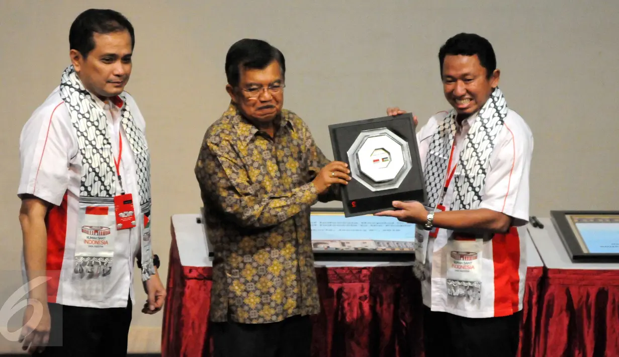 Wapres Jusuf Kalla menerima cinderamata saat acara penyerahan secara simbolis RS Indonesia di Gaza, Jakarta, Sabtu (9/1/2016). RS Indonesia adalah bantuan Indonesia yang donasi seluruhnya murni berasal dari rakyat Indonesia. (Liputan6.com/Helmi Afandi)