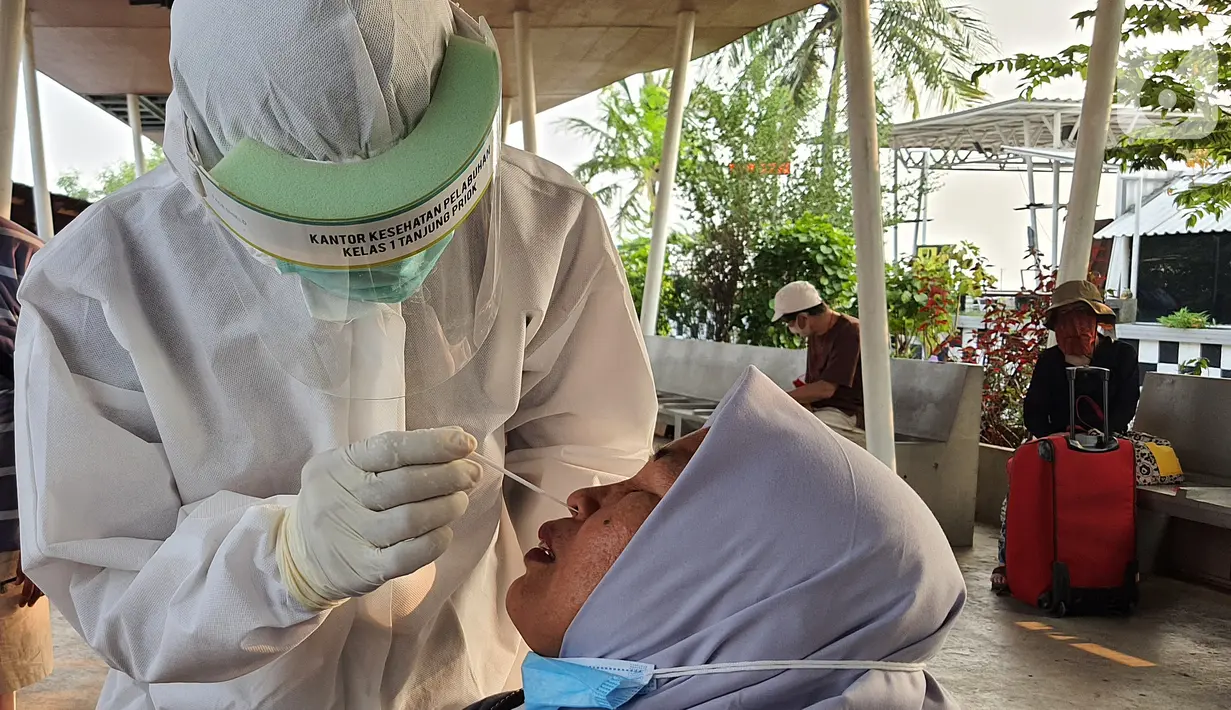 Wisatawan mengikuti tes cepat antigen sebelum melakukan perjalanan menuju Kepulauan Seribu dengan kapal di Dermaga Pantai Marina Ancol, Jakarta, Sabtu (22/5/2021). Pemprov DKI Jakarta mengintensifkan tes antigen kepada wisatawan untuk menekan penyebaran COVID-19. (Liputan6.com/Fery Pradolo)