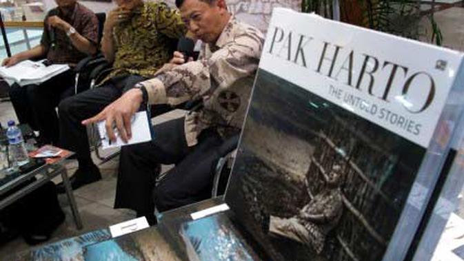 Mantan Ajudan Presiden Ri Ke 2 Soeharto Mayjen Tni Purn Issantoso Kanan Bersama Letjen Tni Purn Soeyono Tengah Bercerita Tentang Soeharto Saat Bedah Buku Pak Harto The Untold Stories Di Gramedia Expo Surabaya