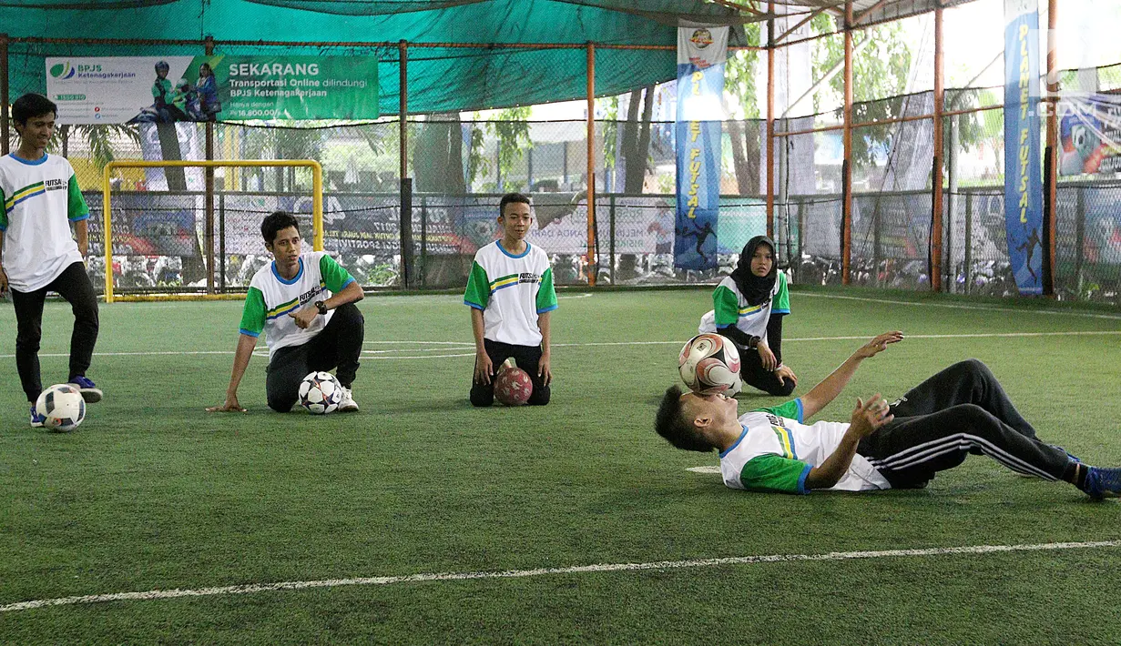 Pemain bola melakukan free style pada pembukaan Turnamen BPJS Futsal Challenge 2017 di Jakarta, Sabtu, (11/11). Turnamen ini digelar dalam rangka HUT BPJS ke 40 yang jatuh pada 5 Desember 2017. (Liputan6.com/Fery Pradolo)