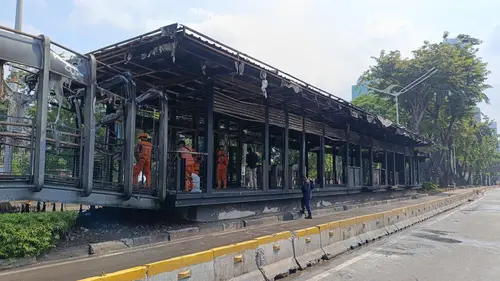 Potret Polda Metro Jaya dan Fasilitas Umum Sekitarnya yang Rusak jadi Sasaran Demo Ricuh - News Liputan6.com