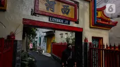 Warga melintas di Kawasan Petak Sembilan, Jalan Kemenangan VII, Glodok, Jakarta, Minggu (7/2/2021). Kemeriahan menyambut Tahun Baru Imlek mulai terasa di kawasan Glodok dan Petak 9, hiasan hingga pernak-pernik berwarna merah sudah bermunculan. (Liputan6.com/Johan Tallo)