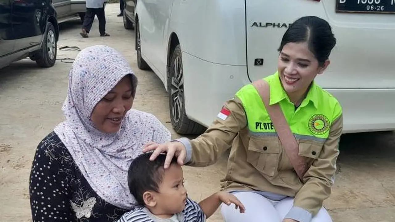 Sosialita cantik Novita Emilda berikan bantuan (Istimewa)