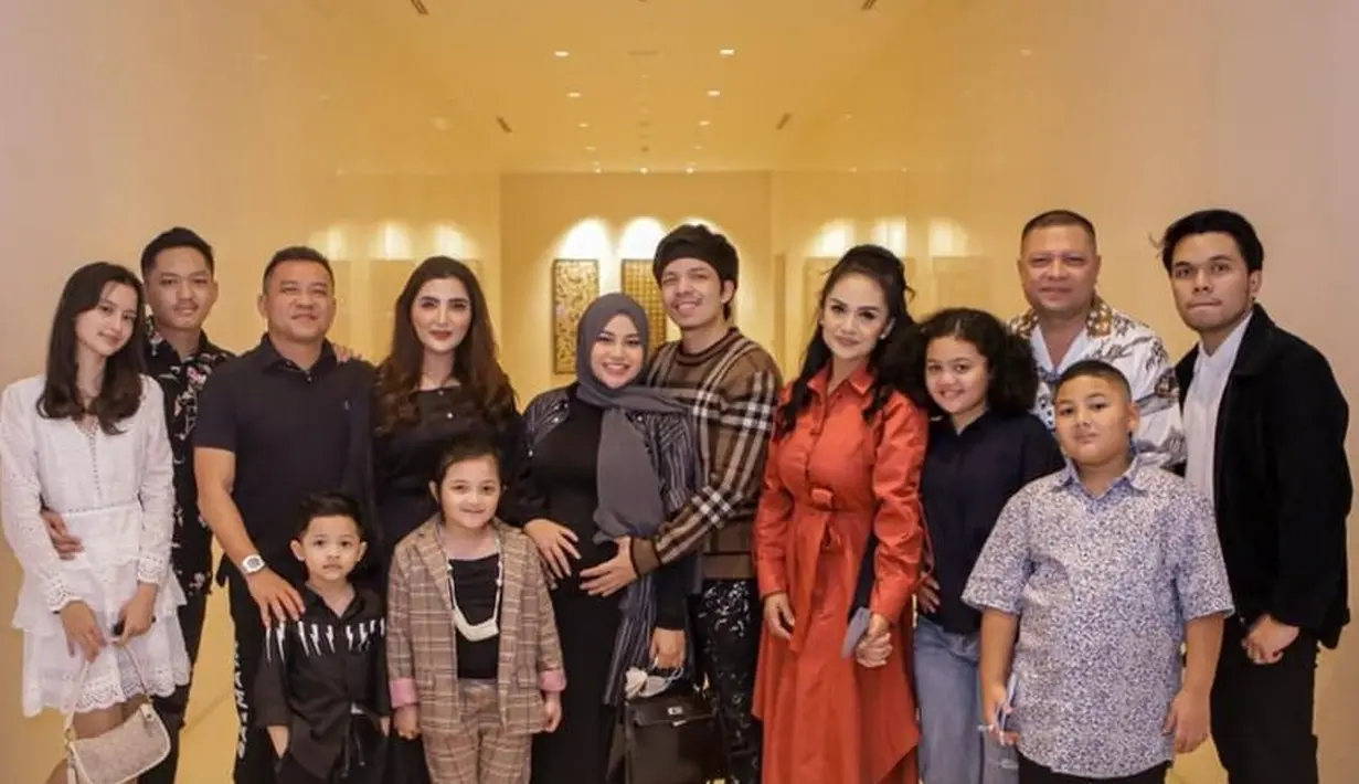 Keluarga Anang Hermansyah dan Raul Lemos (Instagram/krisdayantilemos)