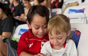Abang L Anak Lesti Nonton Bola Bareng Kamari, Gemas Pakai Jersey Timnas