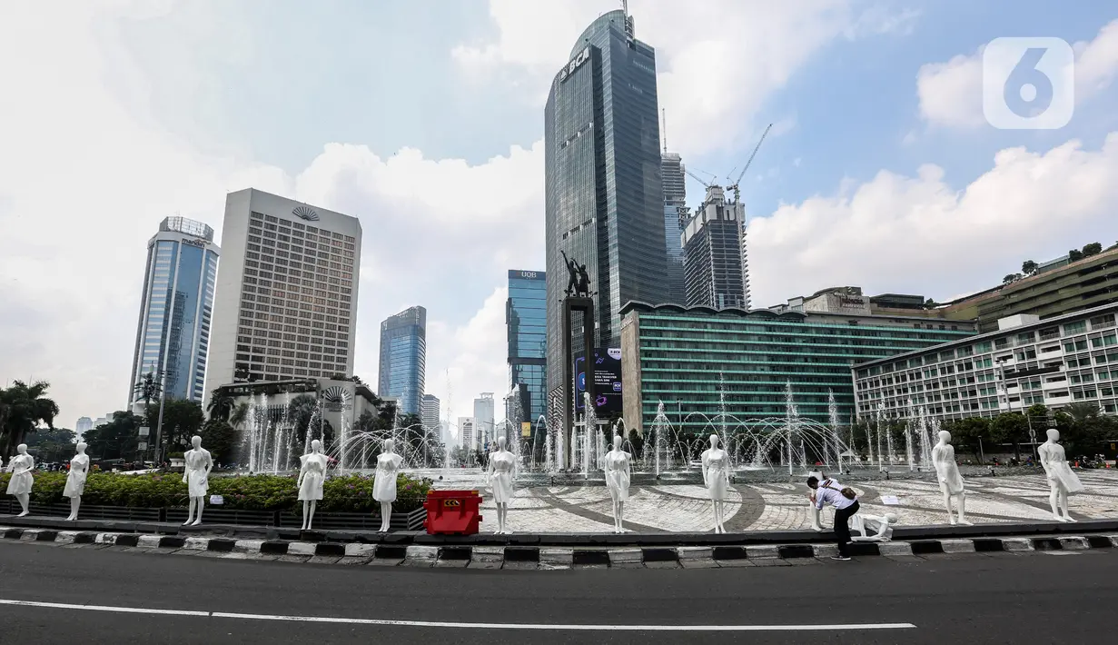 Puluhan boneka maneken dipajang di Bundaran Hotel Indonesia (HI), Jakarta, Minggu (15/11/2020). Boneka maneken tersebut sebagai bentuk "Mengenang Korban Kecelakaan Lalu Lintas 2020" serta kampanye agar masyarakat lebih berhati -hati dan tertib berlalu lintas. (Liputan6.com/Johan Tallo)