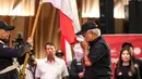 <p>Chef de Misson (CdM) Indonesia di Asian Games 2022, Basuki Hadimuljono mencium bendera merah putih saat pengukuhan Tim Indonesia untuk Asian Games 2022 Hangzhou di Auditorium Kementerian PUPR, Jakarta, Selasa (19/09/2023). (Bola.com/Bagaskara Lazuardi)</p>