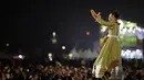 Dieng Culture Festival 2022 jadi momen manggung tak terlupakan bagi Andien. Pelantun “Moving On” dan “Pulang” menyapa penonton dengan baju empat lapis. Ini disampaikan Andien lewat Instagram Stories akhir pekan kemarin. Baju empat lapis bukan buat gaya-gayaan. Maklum suhu di Candi Arjuna Dieng mencapai 3 derajat Celsius. (Foto: Dok. Instagram @andienaisyah)