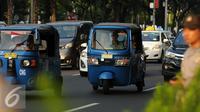 Sebuah bajaj melintas di Jalan Medan Merdeka Utara, Jakarta, Kamis (4/8). Dinas Perhubungan dan Transportasi (Dishubtrans) DKI Jakarta mencabut larangan bajaj melintas di depan Istana Nega