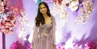 Seperti inilah penampilan cantik dari Sarah Menzel di ulang tahun Ashanty. Ia tampak menawan dengan mengenakan busana dari rancangan desainer ternama, Yenti Lim. [Foto: instagram.com/yenti_limcouture]