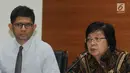 Wakil Ketua KPK Laode Muhammad Syarif (kiri) dan Menteri Lingkungan Hidup dan Kehutanan Siti Nurbaya (kanan) memberi keterangan di gedung KPK, Jakarta, Senin (21/5). (Merdeka.com/Dwi Narwoko)