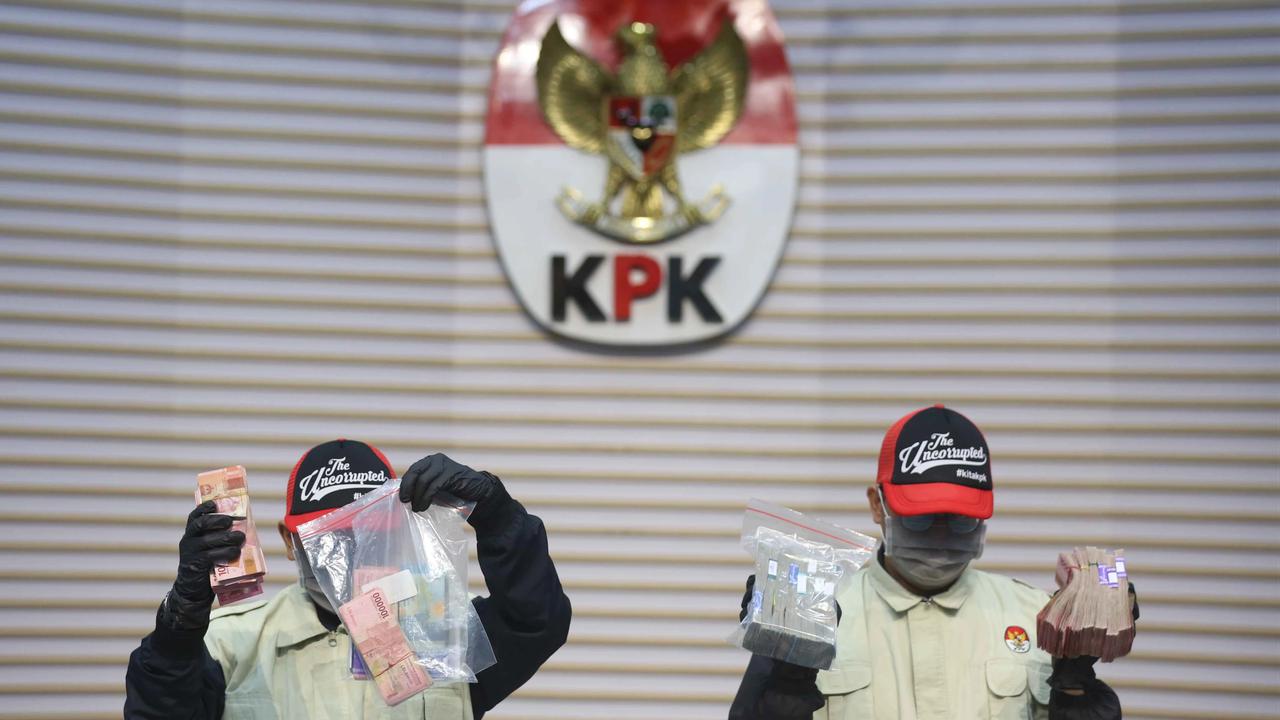 FOTO: KPK Tunjukkan Barang Bukti Uang dari OTT Bupati Cilacap
