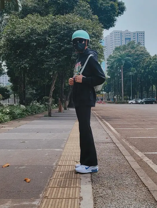 <p>Melalui akun Instagram pribadinya, Alyssa Soebandono terlihat mengunggah foto OOTD ketika dirinya bersepeda. Alyssa tampil keren dengan gaya sporty. (Foto: instagram/ichasoebandono)</p>