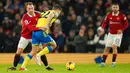 Pemain Nottingham Forest Ryan Yates (kanan) berebut bola dengan pemain Manchester United Christian Eriksen pada pertandingan sepak bola Liga Inggris di Old Trafford, Manchester, Inggris, 27 Desember 2022. Manchester United mengalahkan Nottingham Forest dengan skor 3-0. (AP Photo/Dave Thompson)