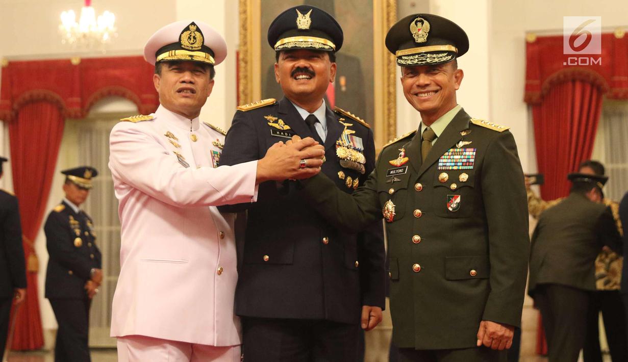 Marsekal Hadi Tjahjanto (tengah) foto bersama dengan KSAL  Laksamana, Ade Supandi (kiri) dan KSAD Jenderal Mulyono usai upacara pelantikan sebagai Panglima TNI di Istana Negara, Jakarta, Jumat (8/12). (Liputan6.com/Angga Yuniar)