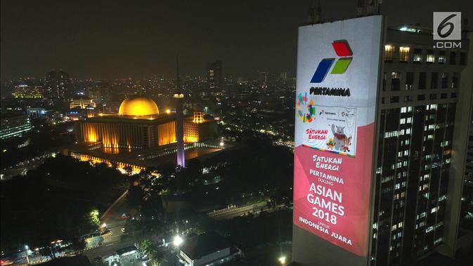 Foto aerial video mapping atau layar bergerak yang bertema Asian Games di Gedung Utama Pertamina, Jakarta, Kamis (5/7). Video mapping tersebut salah satu terobosan Pertamina untuk membantu mensosialisasikan Asian Games. (Liputan6.com/Arya Manggala)