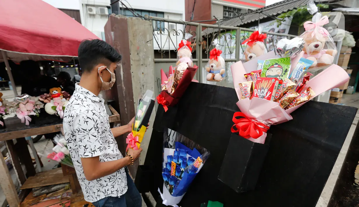 Warga membeli suvenir unik di Rawa Belong, Jakarta, Minggu (14/2/202). Hari Valentine  atau disebut juga Hari Kasih Sayang, pada tanggal 14 Februari adalah sebuah hari saat para kekasih dan mereka yang sedang jatuh cinta menyatakan cintanya di Dunia Barat.  (Liputan6.com/Angga Yuniar)