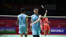 Reaksi kecewa pemain ganda putra Indonesia, Muhammad Rian Ardianto yang berpasangan dengan Fajar Alfian setelah kehilangan poin saat menghadapi sesama pasangan Indonesia, Leo Rolly Carnando/Daniel Marthin pada laga semifinal Daihatsu Indonesia Masters 2024 di di Istora Senayan, Jakarta, Sabtu (27/1/2024). Fajar/Rian kalah rubber game dengan skor 21-19, 14-21 dan 17-21. (Bola.com/Pradipta Rama)