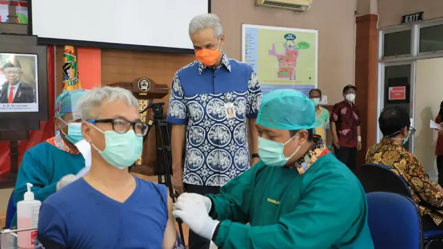 Gubernur Ganjar Pranowo meninjau Vaksinasi tahap II yg dilaksanakan di RST Wiratamtama dan RSUD Tugurejo, di Kota Semarang. Rabu (3/3). (Foto: Liputan6.com/Felek Wahyu)