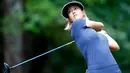 Michelle Wie dari Amerika Serikat melakukan tee off pada hole ke 11 selama putaran pertama turnamen golf wanita AS Terbuka di Shoal Creek, Ala (31/5). Michelle Wie merupakan pegolf profesional AS keturunan Korea. (AP Photo / Butch Dill)