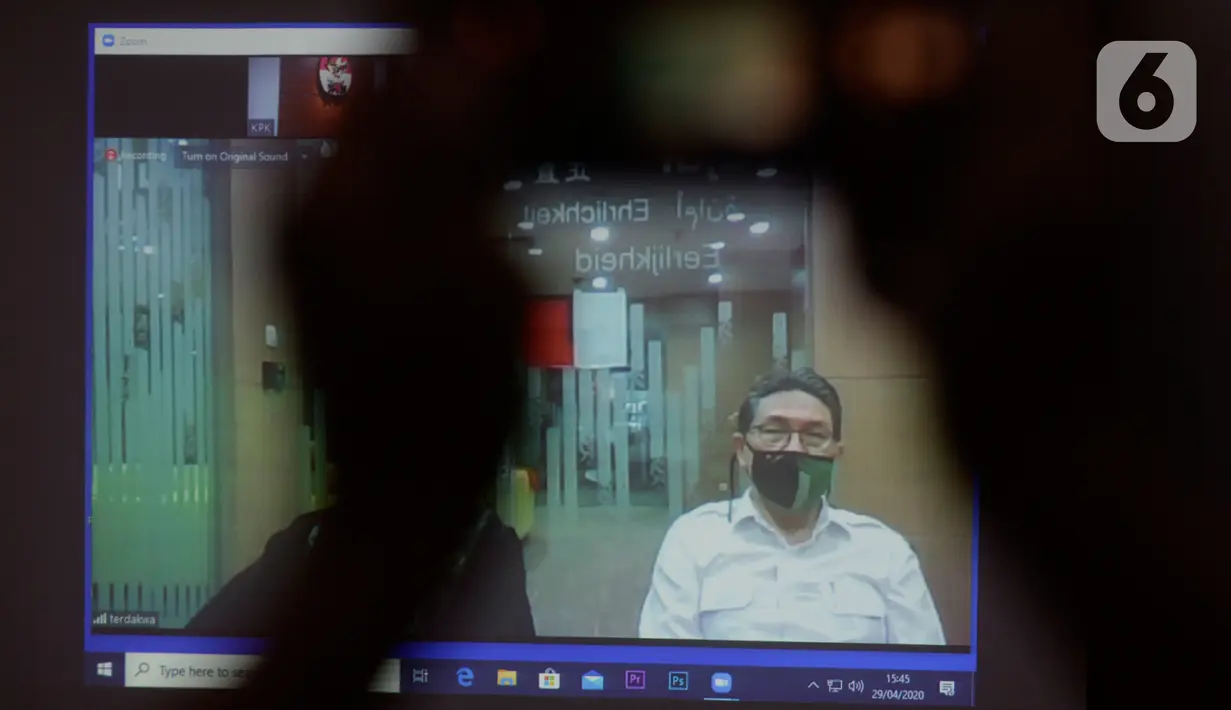 Layar menayangkan terdakwa mantan anggota DPR Sukiman mendengarkan pembacaan putusan dalam sidang secara online di Gedung KPK, Jakarta, Rabu (29/4/2020). Sukiman diduga menerima suap terkait pengurusan dana perimbangan APBN-P 2017 dan APBN 2018 Kabupaten Pegunungan Arfak. (merdeka.com/Dwi Narwoko)
