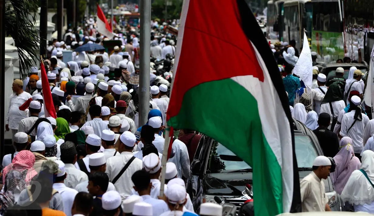 Para demonstran berjalan menuju Balai Kota, Jakarta, Jumat (4/11). Mereka akan melakukan unjuk rasa terkait dugaan penistaan agama yang dilakukan Basuki Tjahaja Purnama (Ahok). (Liputan6.com/Faizal Fanani)