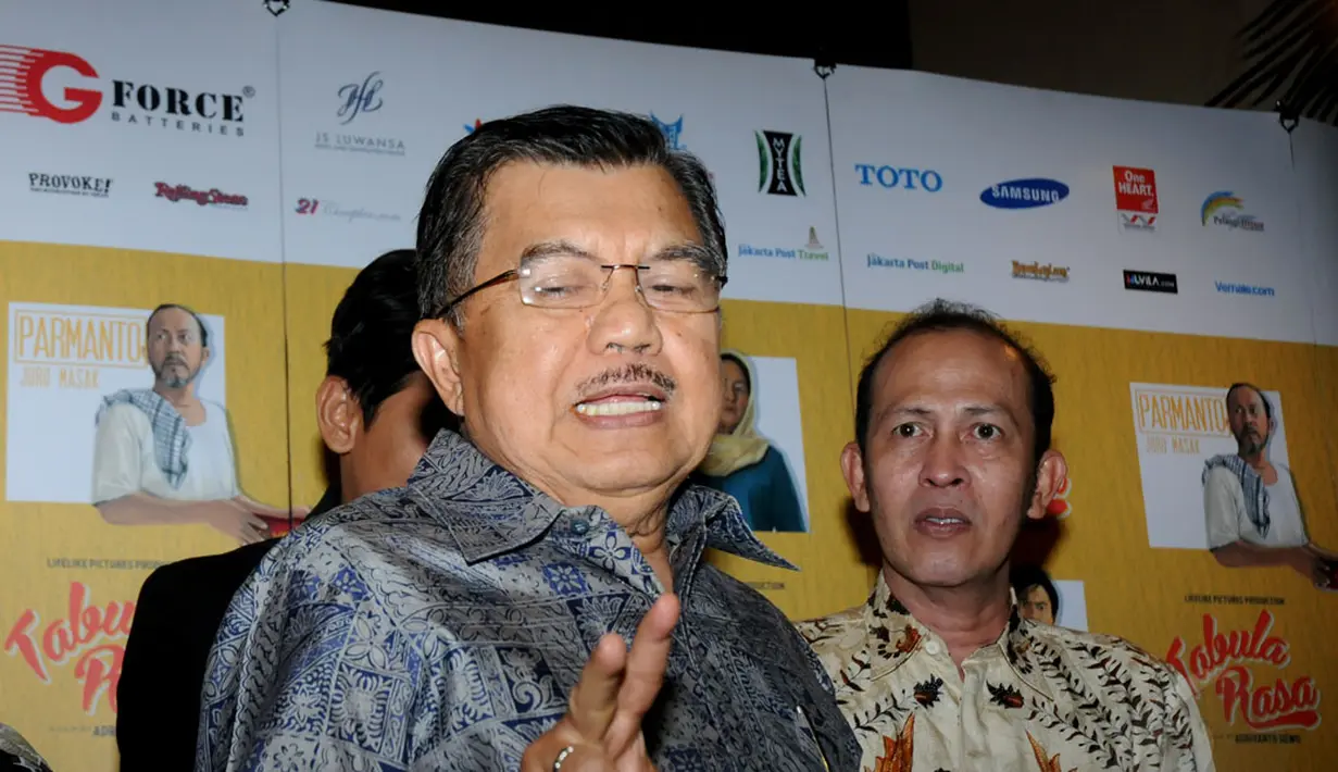Wakil Presiden terpilih, Jusuf Kalla, memberikan keterangan kepada wartawan usai hadir dalam acara nonton bareng film Tabula Rasa di Jakarta, (15/9/2014). (Liputan6.com/Helmi Fithriansyah)