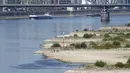 Suasana Sungai Rhine dengan air yang rendah di Cologne, Jerman, Rabu (10/8/2022). Ketinggian air yang rendah mengancam industri Jerman karena semakin banyak kapal yang tidak dapat melintasi jalur air utama. Kekeringan yang parah akan memburuk di Eropa pada bulan Agustus karena musim panas yang panas dan kering terus berlanjut. (AP Photo/Martin Meissner)