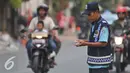 Petugas parkir mengecek struk kendaraan yang parkir di Jalan Sabang, Jakarta, Senin (21/9/2015). Sesuai janji Unit Pengelola Perparkiran Dishub mereka akan diberi gaji mencapai dua kali upah minimum provinsi (UMP). (Liputan6.com/Gempur M Surya)