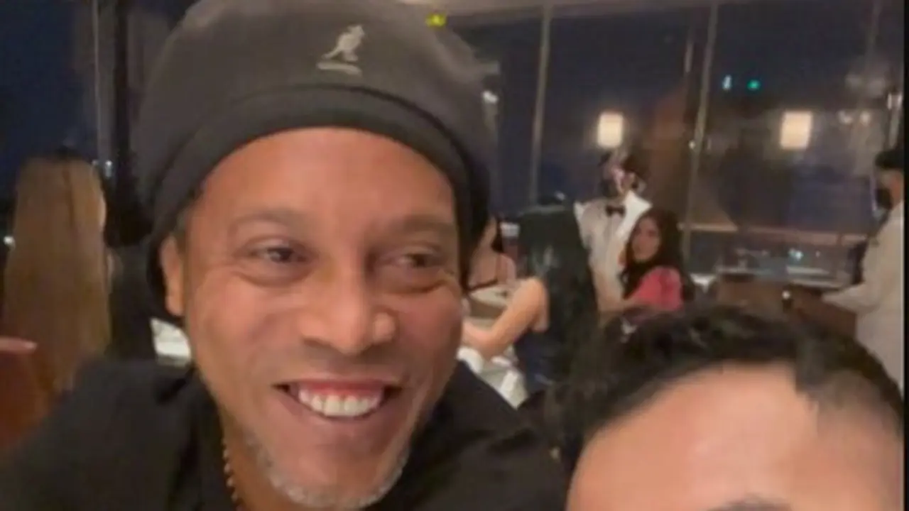 Raffi Ahmad mendatangkan pesepakbola legendaris Brasil, Ronaldinho, ke Indonesia (https://www.instagram.com/p/CfNexVSscMR/)