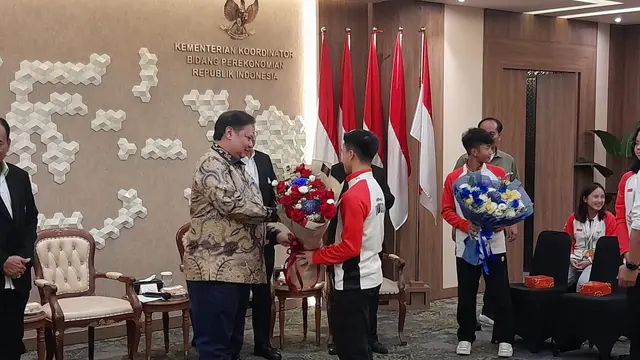 Airlangga Hartarto saat menerima Timnas Wushu Junior Indonesia di Kantor Kementerian Koordinator Bidang Perekonomian (Kemenko) Republik Indonesia Jakarta, Senin (30/9/2024).