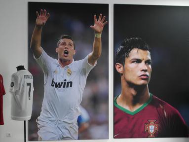 Suasana koleksi jersey dan foto Cristiano Ronaldo terdapat di Museum CR 7. Museum ini terdapat di Kota Funchal, tempat Ronaldo lahir dan tunbuh besar. (Bola.com/Reza Khomaini)