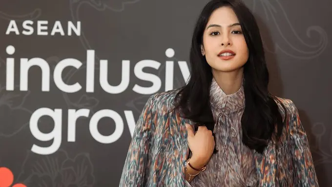 Gaya Lady Boss Maudy Ayunda Berbalut Blazer dan Blouse Ikat Hadiri Forum ASEAN