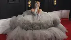 Ariana Grande berpose di karpet merah saat tiba menghadiri Grammy Awards ke-62 di Staples Center di Los Angeles (26/1/2020). Ariana Grande tampil cantik bak cinderella dengan gaun bernuansa abu-abu dari rumah mode Giambattista Valli. (AP Photo/Jordan Strauss)