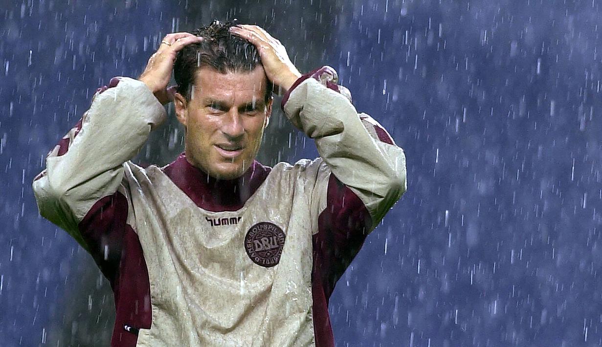 5. Michael Laudrup - Michael Laudrup merupakan salah satu bintang "Dream Team" Barcelona asuhan Johan Cruyff pada 1989-1994. Namun pada 1994 pemain asal Denmark ini memutuskan pindah ke Real Madrid dan membawa Los Blancos memenangkan gelar La Liga. (AFP/Choi Jae-Ku)