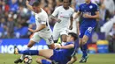 Gelandang Chelsea, Eden Hazard, berusaha melewati bek Leicester, Harry Maguire,  pada laga Premier League di Stadion King Power, Leicester, Sabtu (9/9/2017). Leicester kalah 1-2 dari Chelsea. (AP/Mike Egerton)