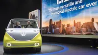 Volkswagen I.D. Buzz saat dipamerkan dalam North American International Auto Show di Detroit, Michigan, AS, (9/1). Mobil ini mampu berkendara secara otonom menggunakan satu motor listrik di depan dan satu di belakan. (AFP Photo/Saul Loeb)