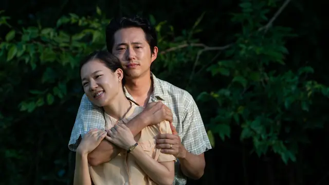 Steven Yeun sebagai Jacob. Monica diperankan Han Ye-ri, dalam Minari. (Foto: Dok. A24/ CBI Picrures)
