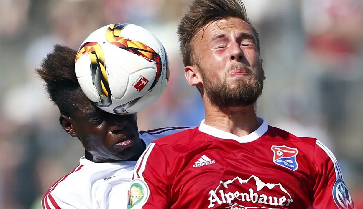 Pemain FC Ingolstadt, Danny Da Costa (kiri), berebut bola dengan Unterhaching, Dominic Reisner, dalam German Cup (DFB Pokal) di Unterhaching, Jerman. (9/8/2015). (Reuters/Michaela Rehle)
