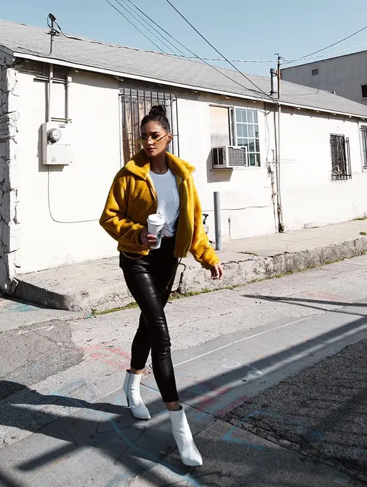 Para netizen pun mulai menyadari bahwa foto-foto travelingnya terlihat familiar. (instagram/shaymitchell)