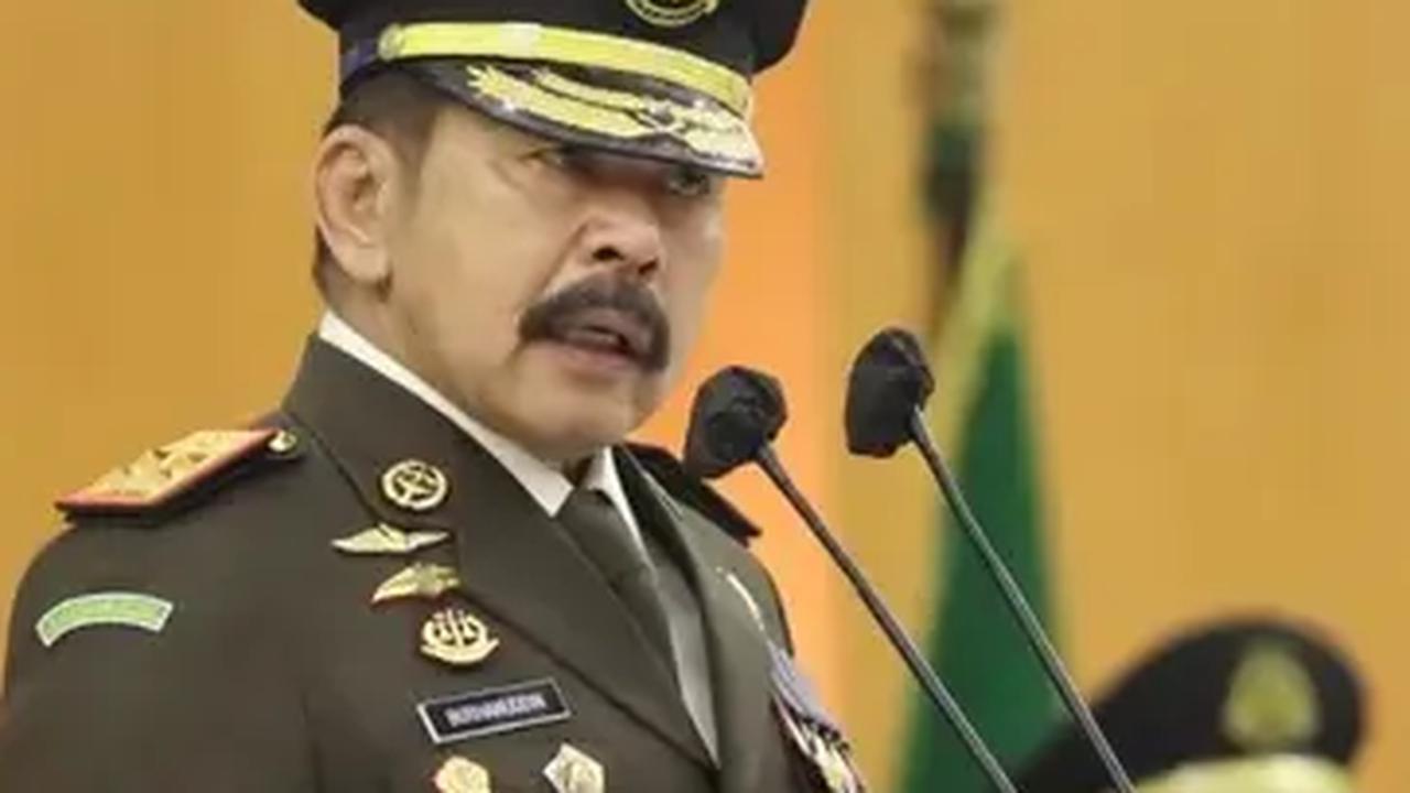Dia meminta, segala proses hukum mulai dari penyelidikan dan penyidikan terhadap mereka yang masuk dalam kategori aduan maka harus ditunda sementara waktu sampai dengan tahapan Pemilu 2024 selesai.&nbsp;