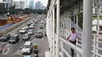 Pejalan kaki berjalan menaiki halte Transjakarta di Jalan Sudirman, Jakarta, Senin (2/5). Mulai tahun ini, Pemprov DKI Jakarta akan menata jalan, trotoar, dan taman di kawasan Sudirman-Thamrin. (Liputan6.com/Immanuel Antonius)